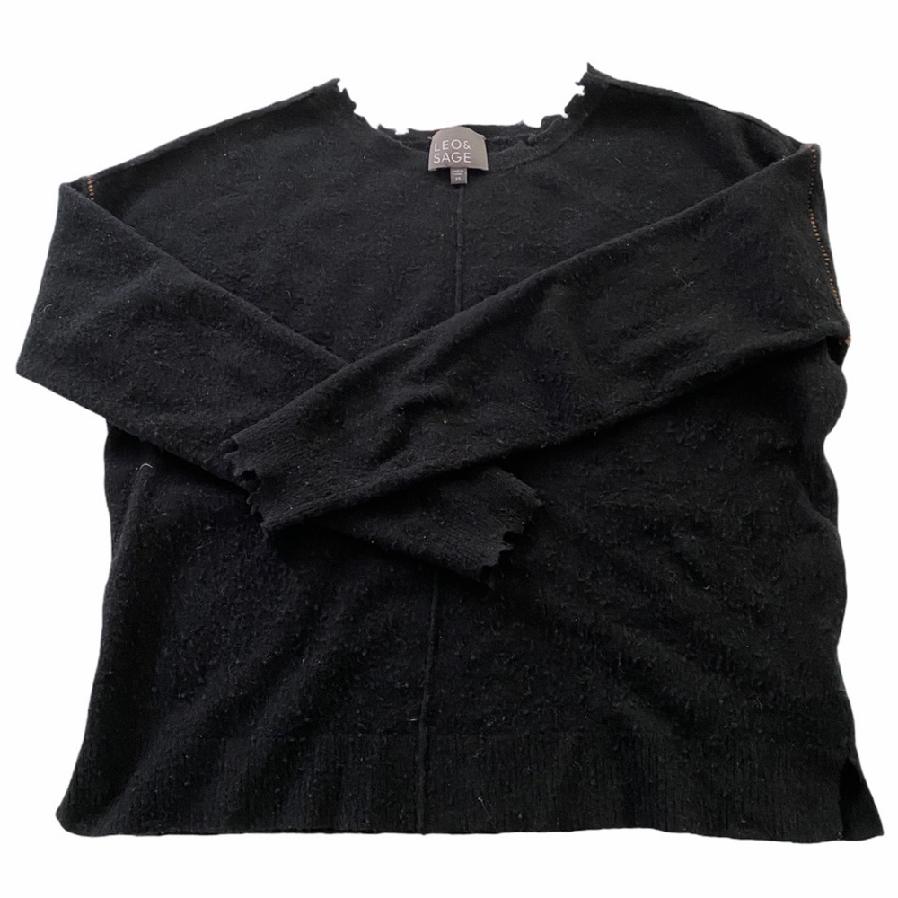 LEO & SAGE BLACK DESTRUCTED EDGE SWEATER / SIZE XS *